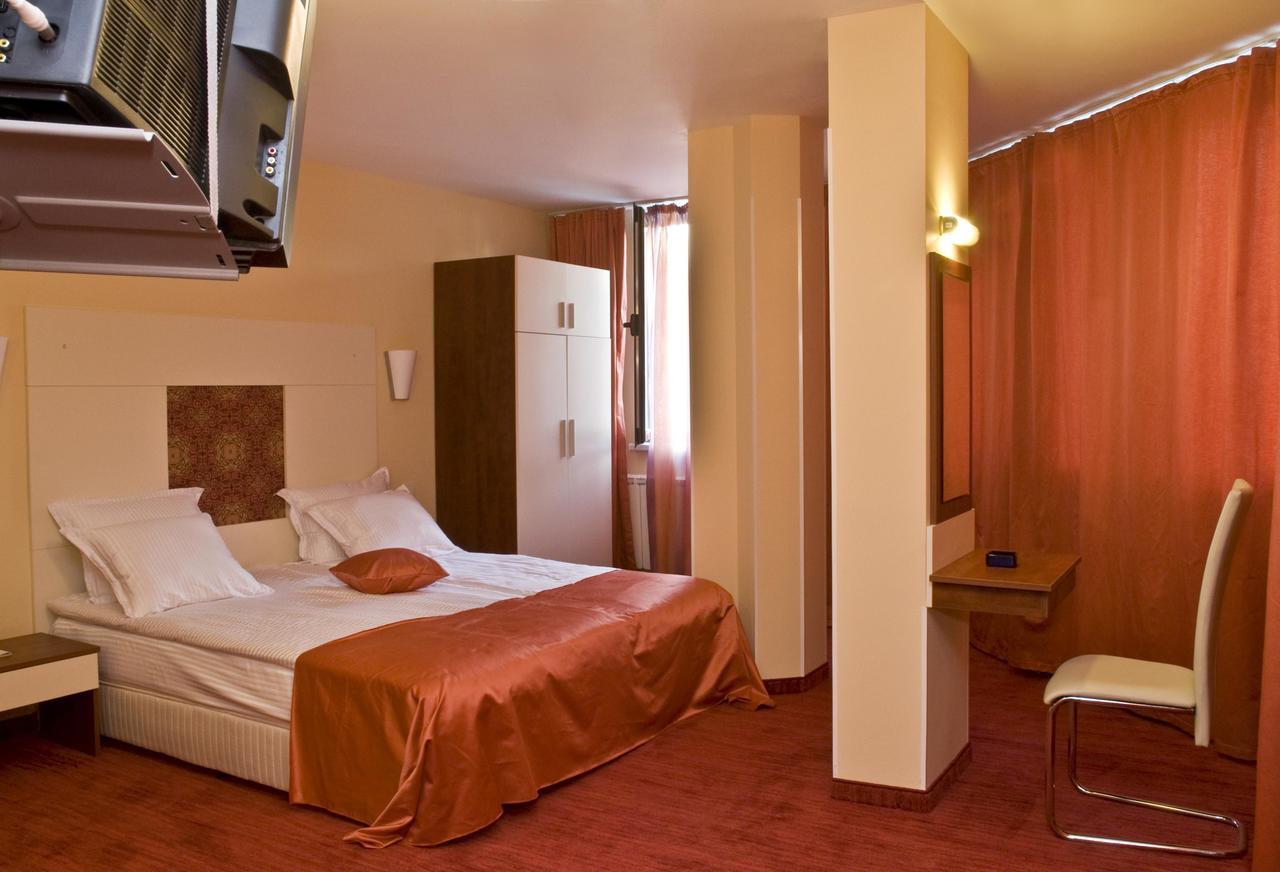 Hotel 4 Zona Sofia Exterior photo