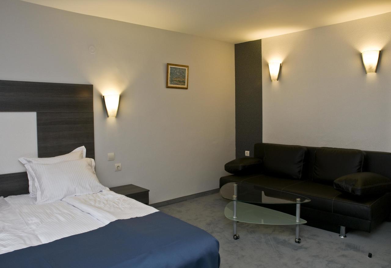 Hotel 4 Zona Sofia Exterior photo